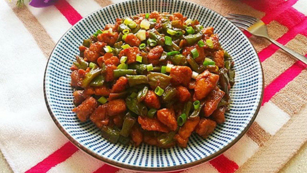 Stir-fried green beans with pork