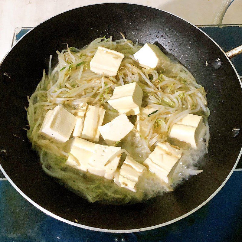 Step 2 Stir-fried tofu with chives and bean sprouts