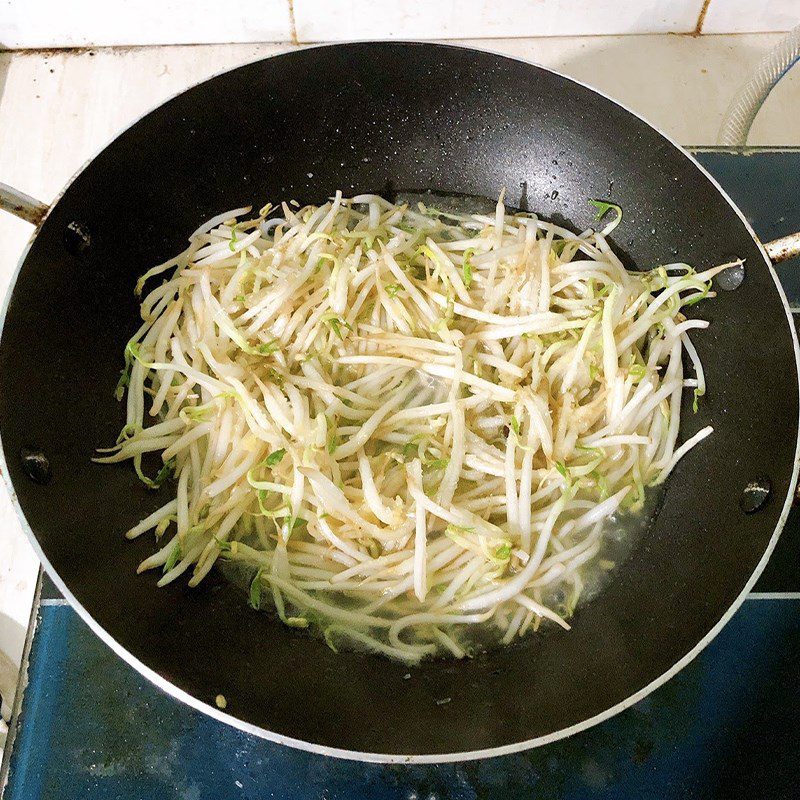 Step 2 Stir-fried tofu with chives and bean sprouts