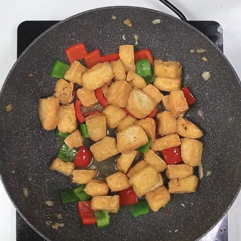 Step 4 Tofu sauce with soy sauce Fried tofu with soy sauce and bell peppers