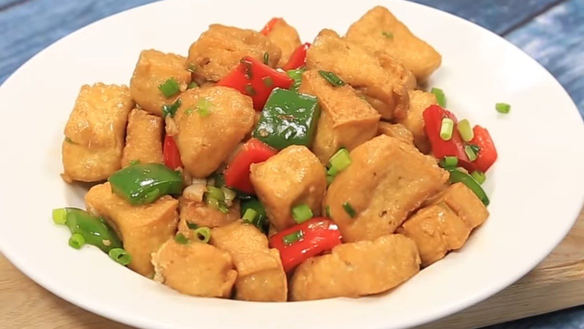 Fried tofu with soy sauce and bell pepper