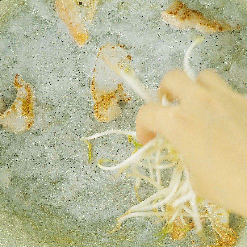 Step 4 Pouring the pancake Butterfly pea flower pancake