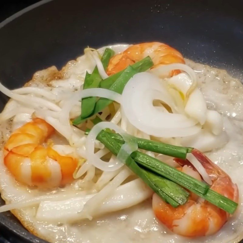 Step 4 Pouring the pancake Bánh xèo Bình Định with shrimp and squid filling