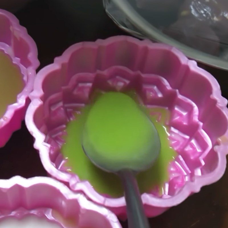 Step 7 Pour the mold for the mung bean mooncake with jelly