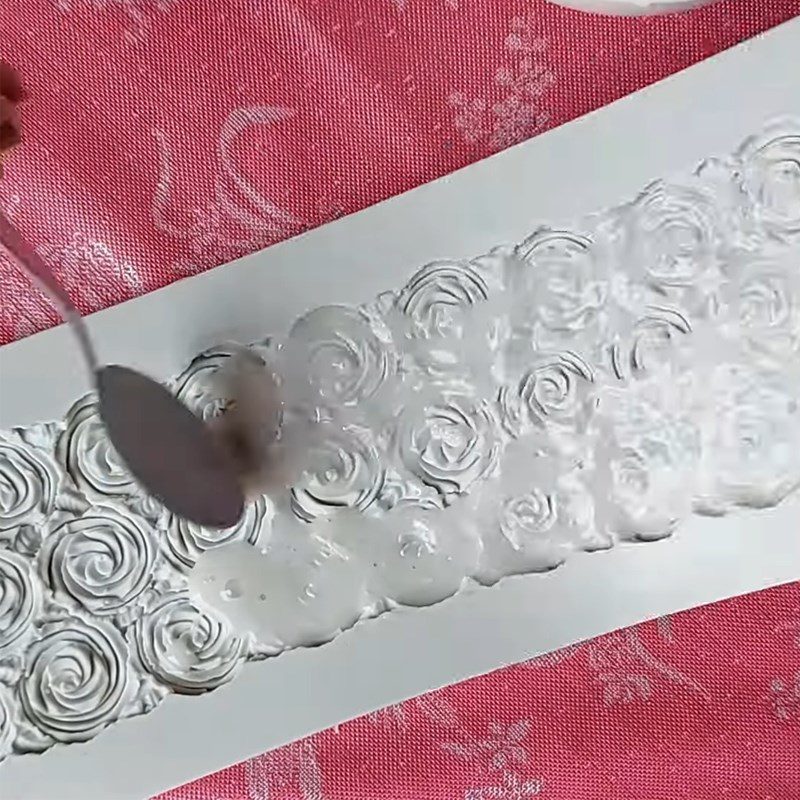 Step 4 Pouring the flower and decorative letter molds for coconut jelly birthday cake