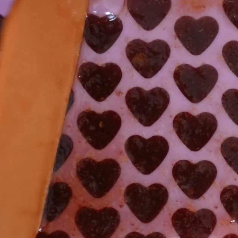 Step 3 Pour the gummy candy into the mold Gummy candy in heart shape coated with sugar