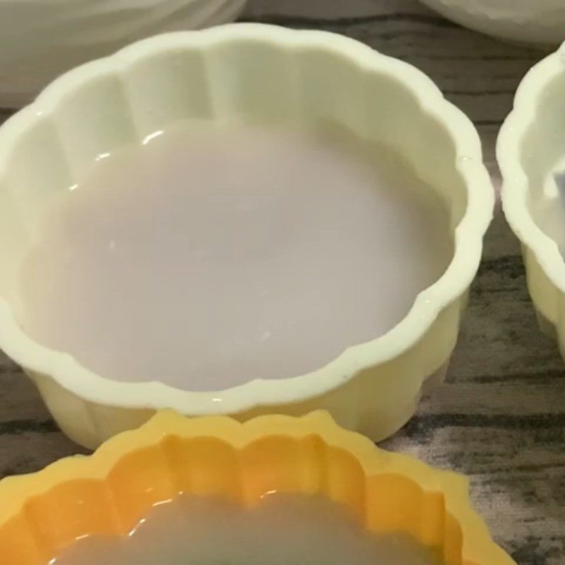 Step 3 Pouring the jelly mold for the first time Cheese-filled mooncake jelly