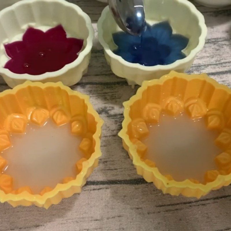 Step 3 Pouring the jelly mold for the first time Cheese-filled mooncake jelly