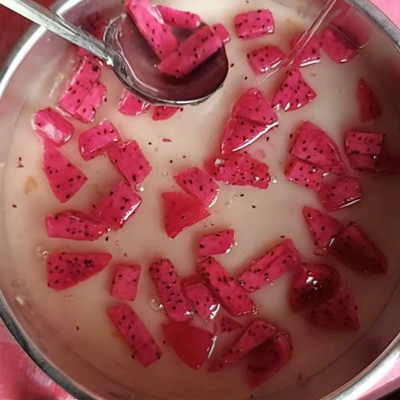 Step 3 Pour the fruit jelly into the mold for the birthday jelly cake