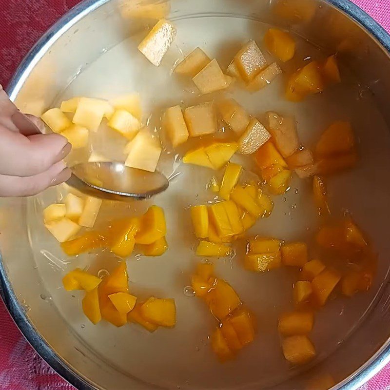 Step 3 Pour the fruit jelly into the mold for the birthday jelly cake