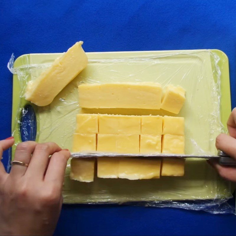 Step 3 Pour into the mold and cut the cake Fried corn cake