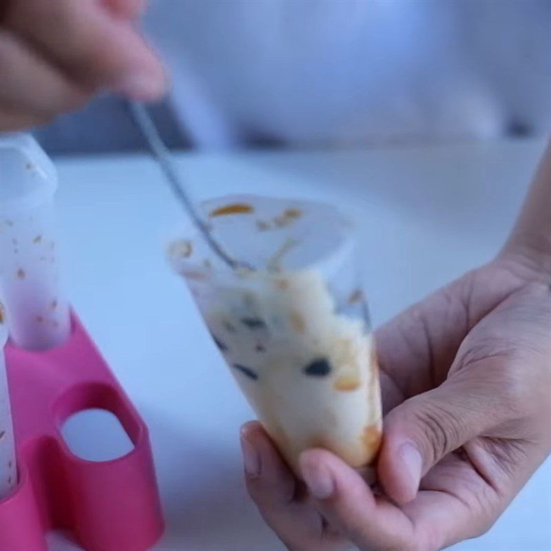 Step 3 Pour into molds and cool Brown sugar milk tea ice cream