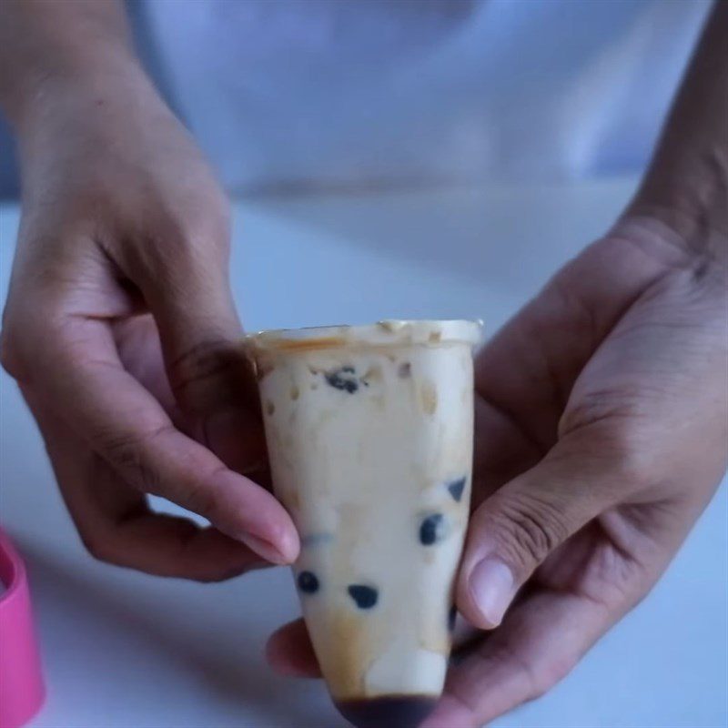 Step 3 Pour into molds and cool Brown sugar milk tea ice cream