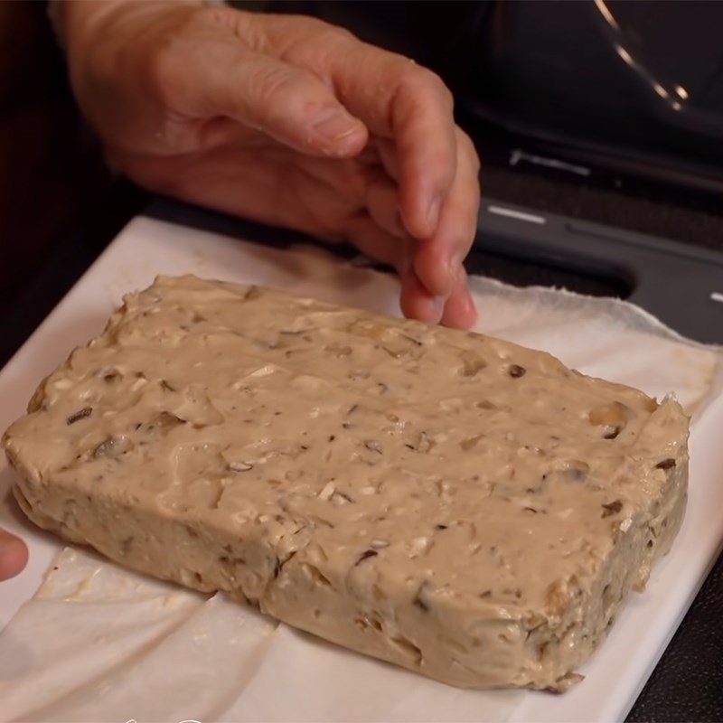 Step 3 Pour into mold and chill the peanut mixture Crispy roasted peanuts