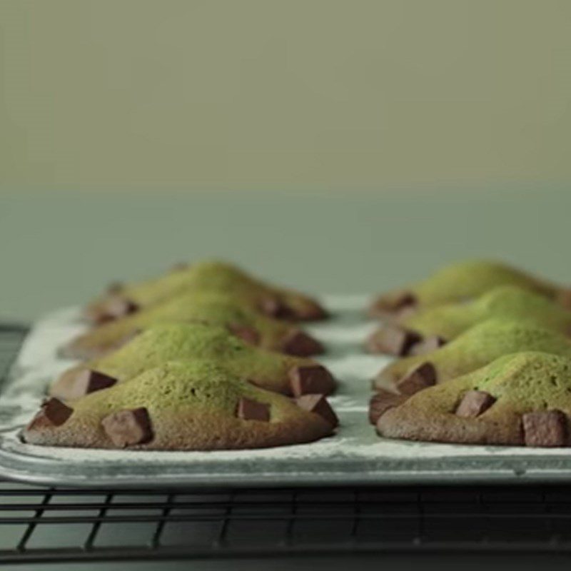 Step 3 Pour into molds and bake matcha chocolate madeleine