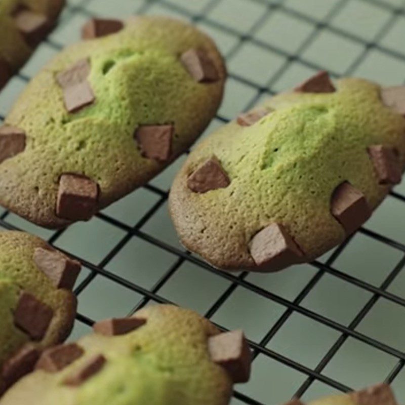 Step 3 Pour into molds and bake matcha chocolate madeleine