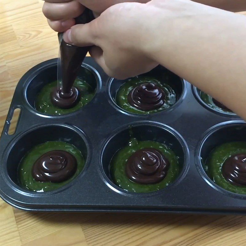 Step 4 Pouring the mold and baking matcha chocolate lava cake