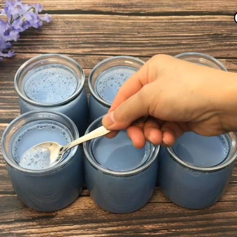 Step 3 Pouring and incubating yogurt Butterfly pea yogurt from butterfly pea flower powder