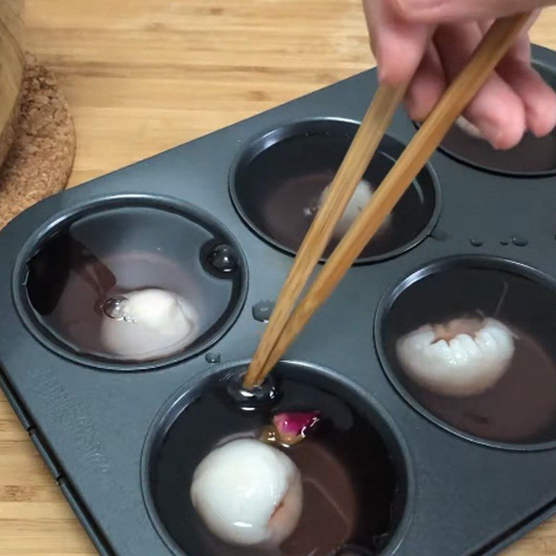 Step 3 Pour the jelly Rose jelly with lychee