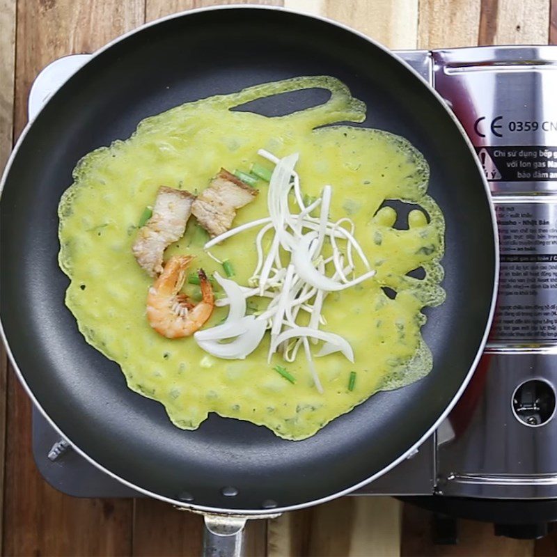 Step 4 Making bánh xèo Bánh xèo tôm thịt