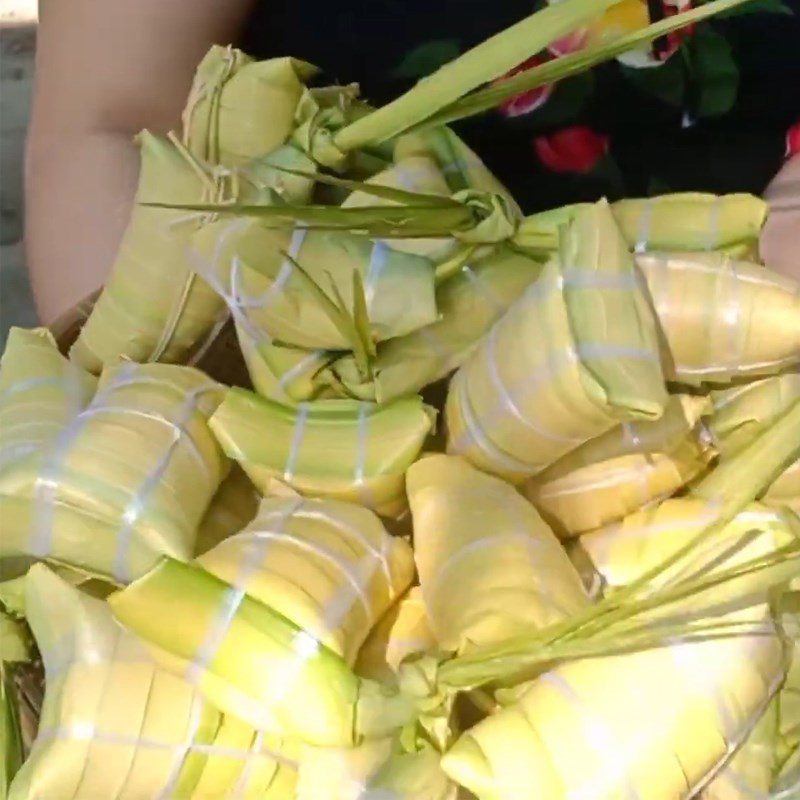 Step 4 Stuff the filling and wrap the cake Coconut leaf cake Ben Tre