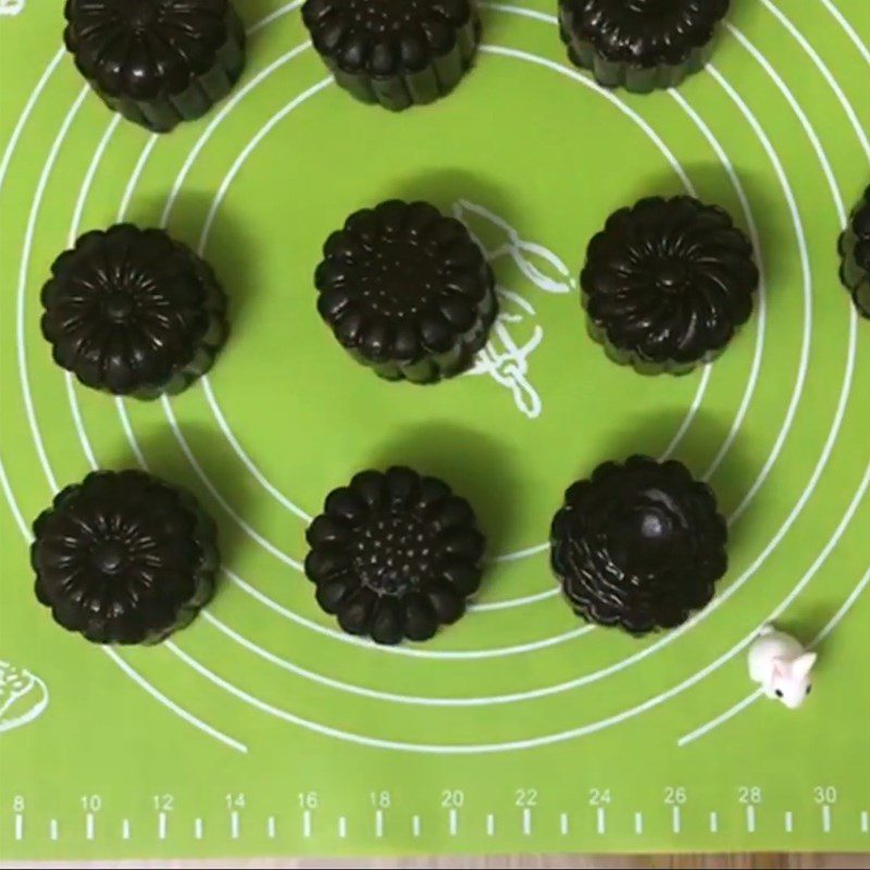 Step 5 Shaping the cake Mooncake with chocolate and cheese filling