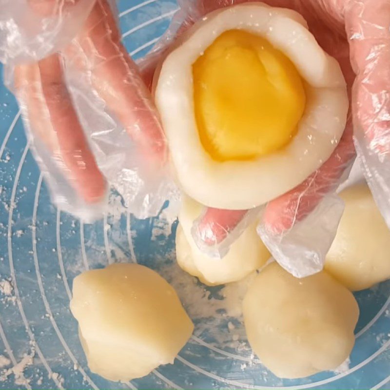 Step 5 Forming the cake Soft cake made with glutinous rice flour and mung bean filling