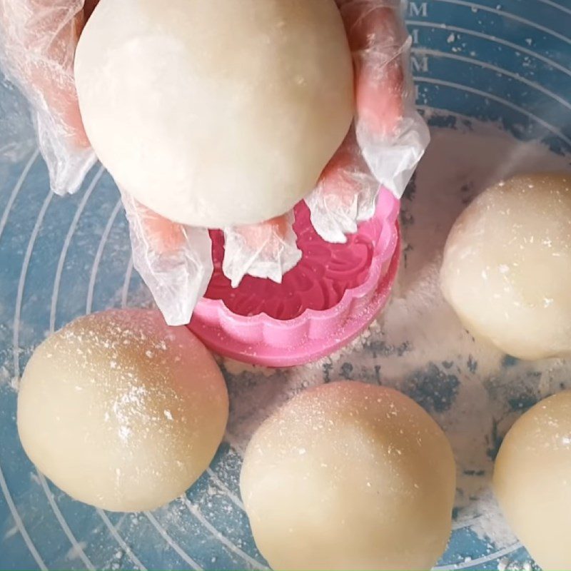 Step 5 Forming the cake Soft cake made with glutinous rice flour and mung bean filling