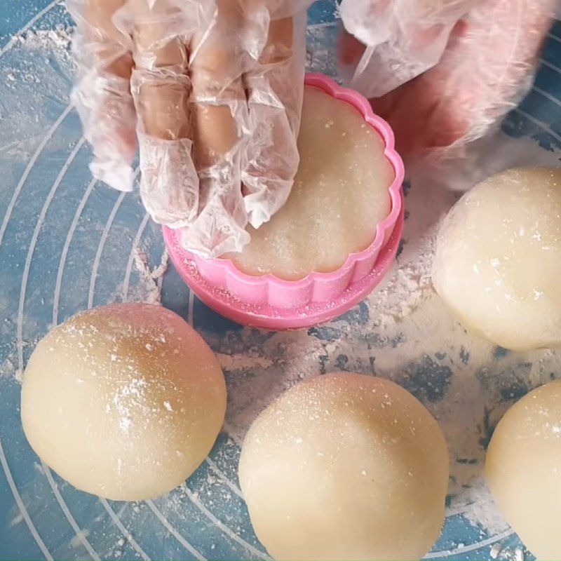 Step 5 Forming the cake Soft cake made with glutinous rice flour and mung bean filling