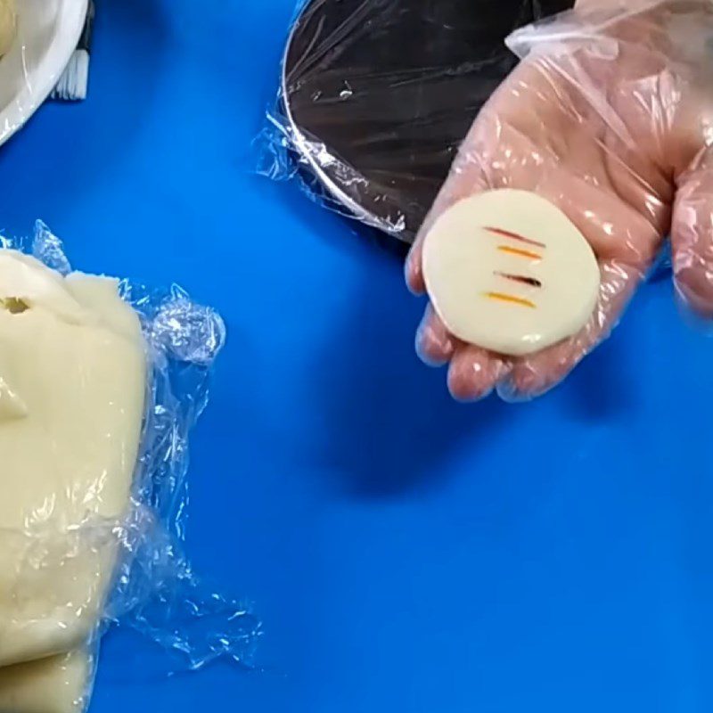 Step 5 Closing the sticky rice cake with coconut milk filling