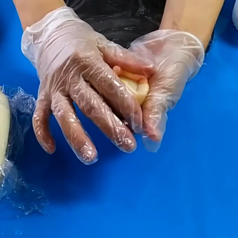 Step 5 Closing the sticky rice cake with coconut milk filling