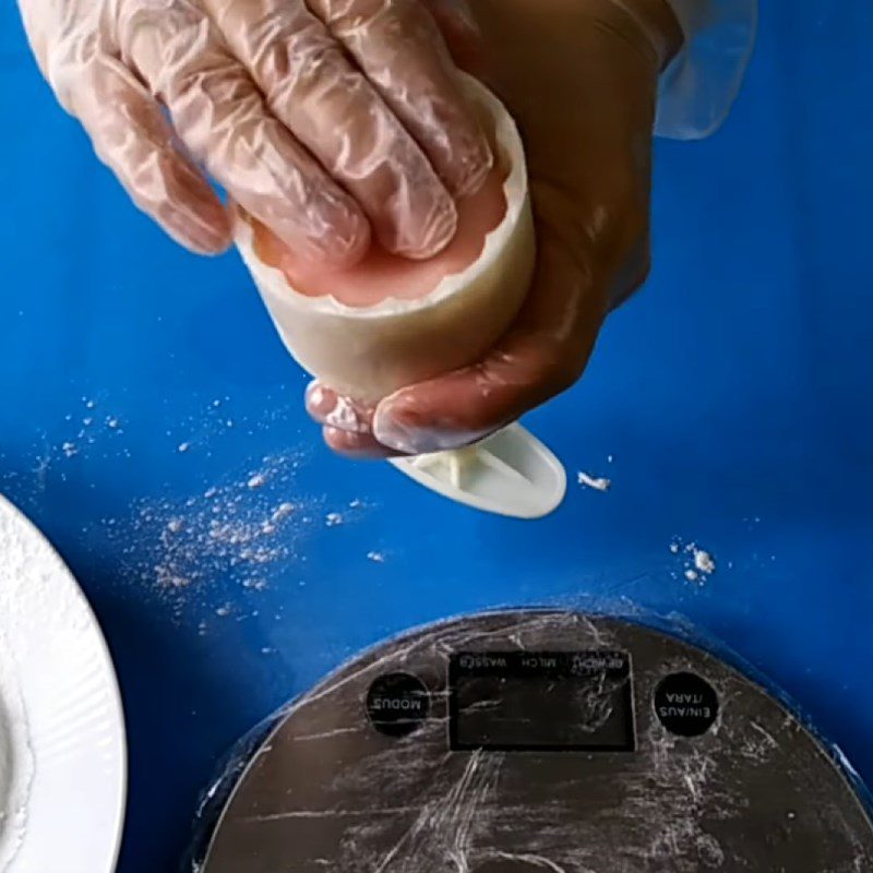 Step 5 Closing the sticky rice cake with coconut milk filling