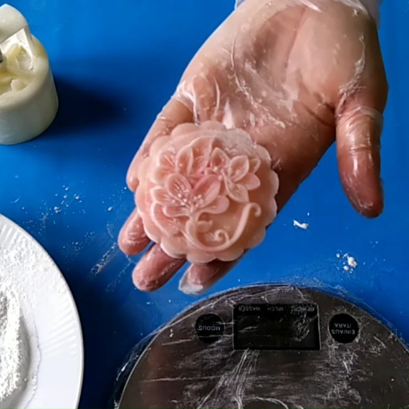 Step 5 Closing the sticky rice cake with coconut milk filling