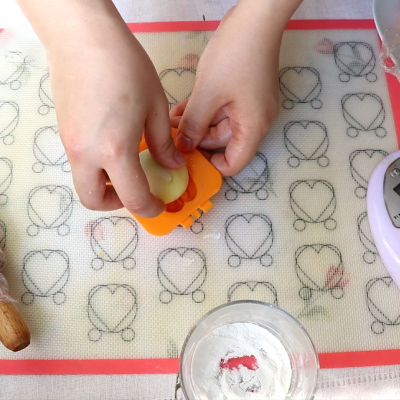 Step 6 Closing the cake Soft rice cake with fresh glutinous rice flour and coconut milk egg cream filling