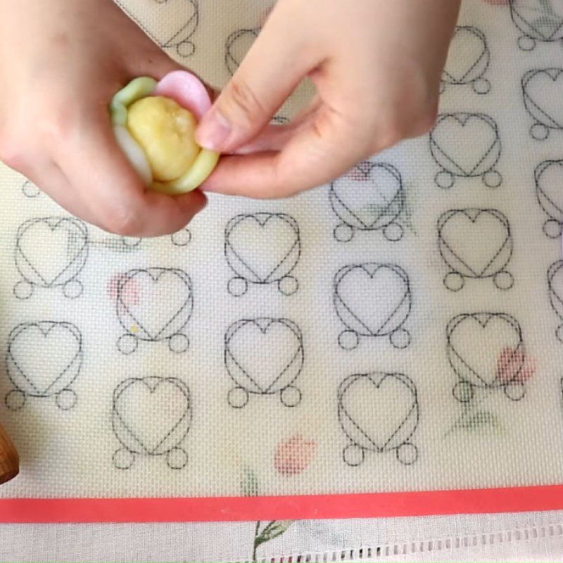 Step 6 Shape the cake Soft cake made from glutinous rice flour with creamy coconut egg filling