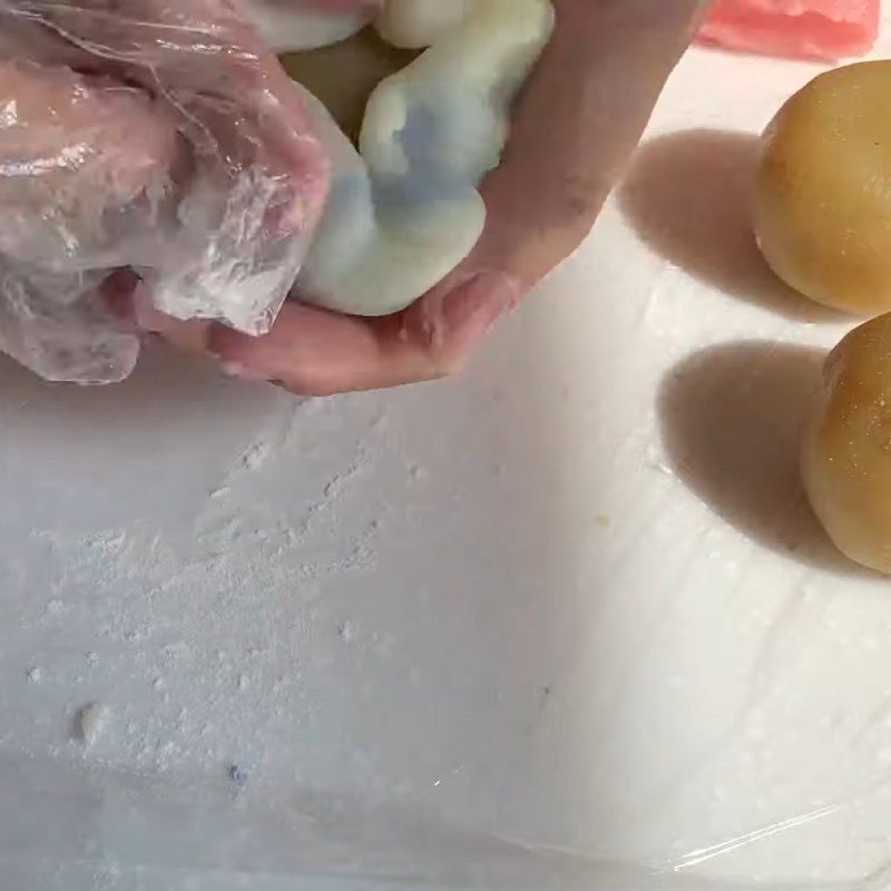 Step 5 Forming the cake Sticky rice cake with lotus seed filling