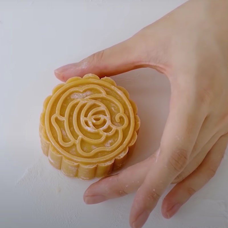 Step 3 Forming the cake with durian coconut filling using an air fryer