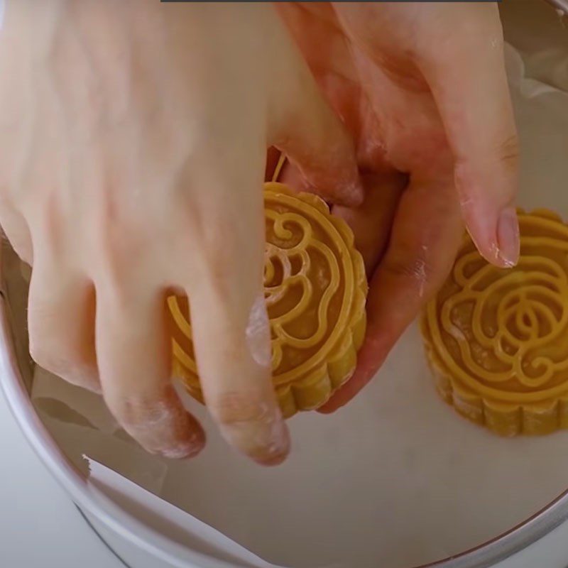 Step 3 Forming the cake with durian coconut filling using an air fryer