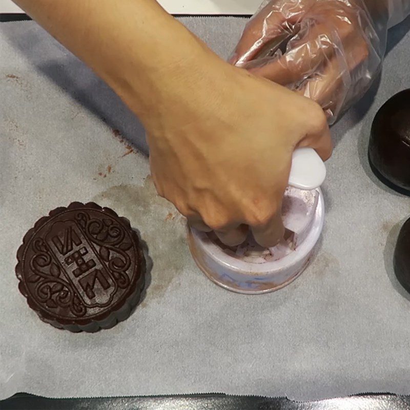 Step 6 Shaping the Mooncake chocolate with mung bean filling