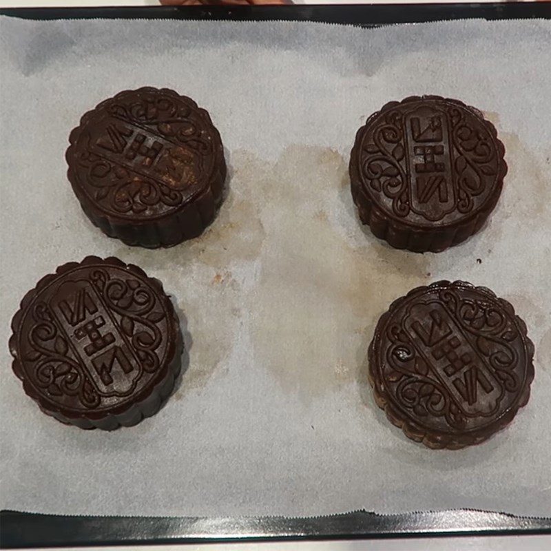 Step 5 Shaping the cake Chocolate mooncake with coconut filling