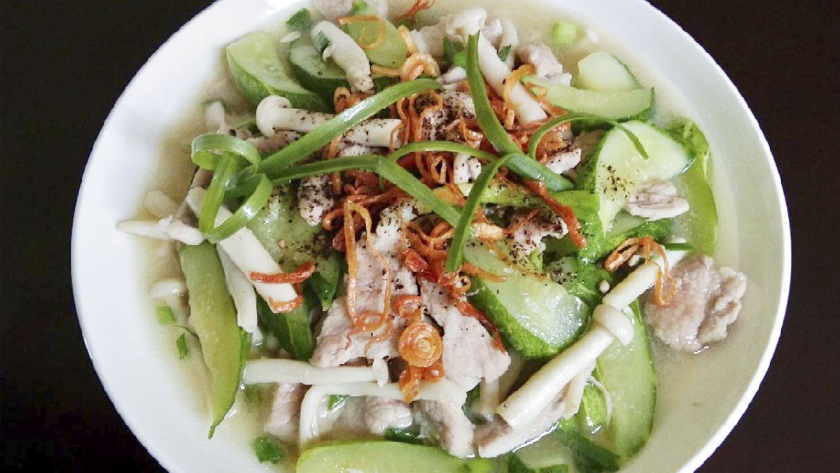 Stir-fried cucumber with mushrooms and pork