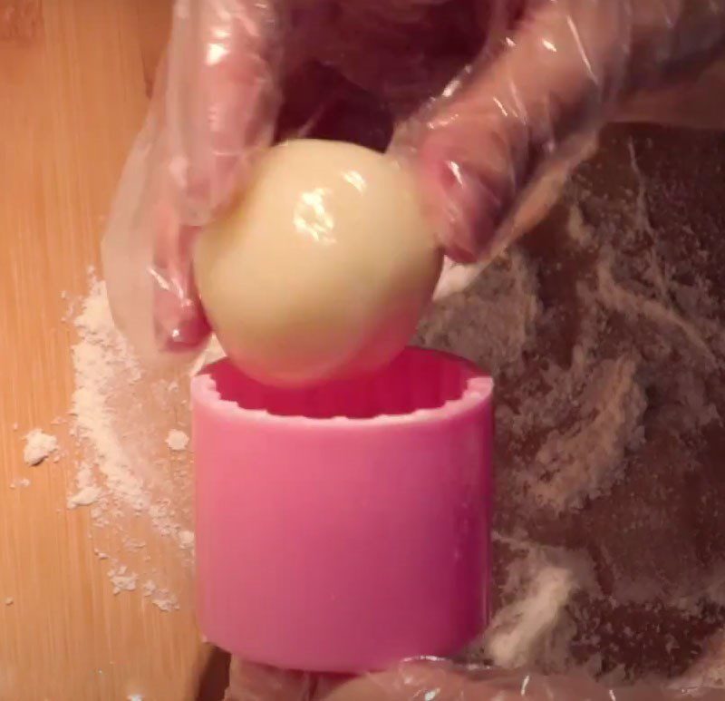 Step 6 Press the mold for the chewy mooncake using a microwave