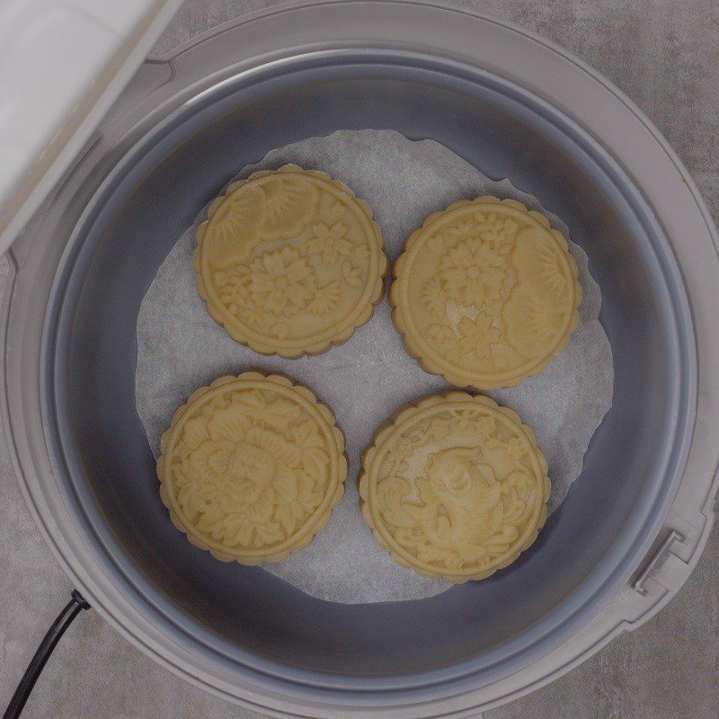 Step 6 Press the mold for the chewy mooncake using a microwave