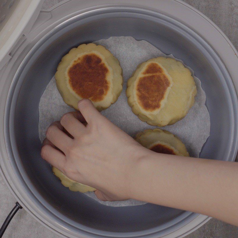 Step 6 Press the mold for the chewy mooncake using a microwave