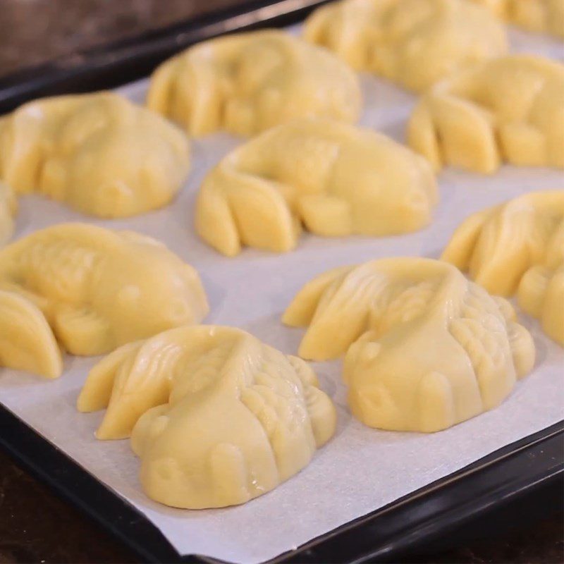 Step 4 Pressing the mold to shape Mooncake shaped like a fish