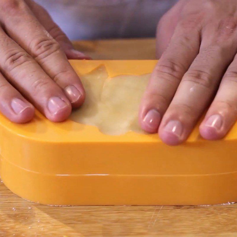 Step 4 Pressing the mold to shape Mooncake shaped like a fish