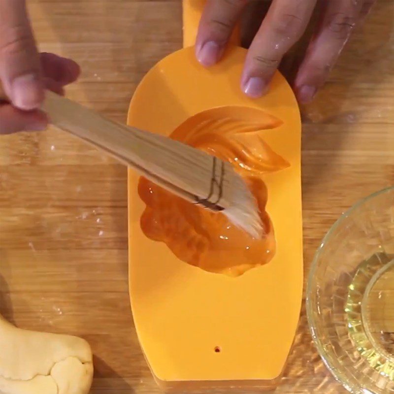 Step 4 Pressing the mold to shape Mooncake shaped like a fish