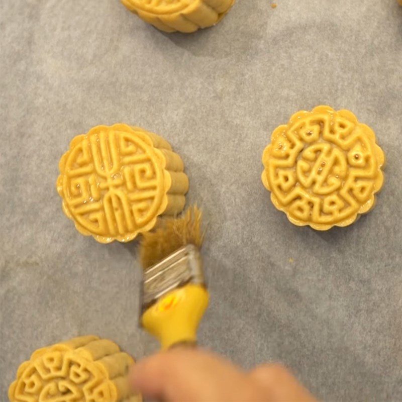 Step 5 Pressing the mold and baking the vegetarian mixed nut mooncake