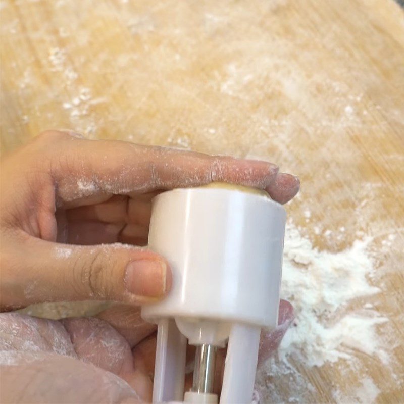 Step 5 Press the mold and bake the cake Mooncake with mixed vegetarian filling