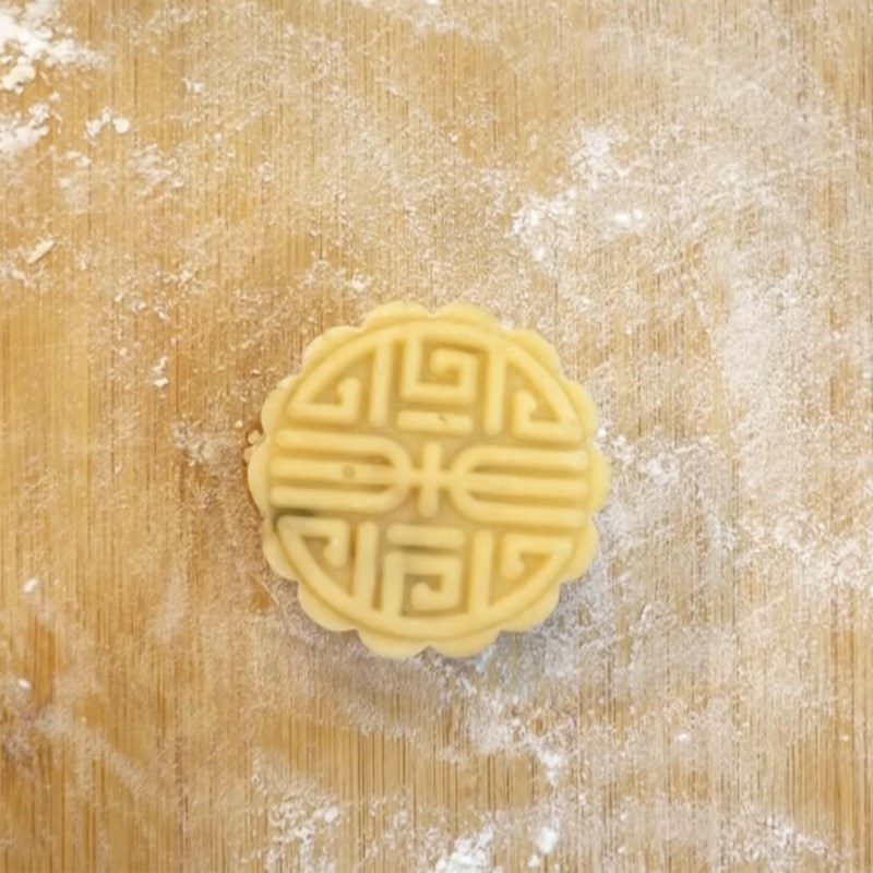 Step 5 Pressing the mold and baking the vegetarian mixed nut mooncake